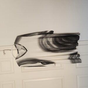 Q'neel White & Gray Abstract Art Top Size 18